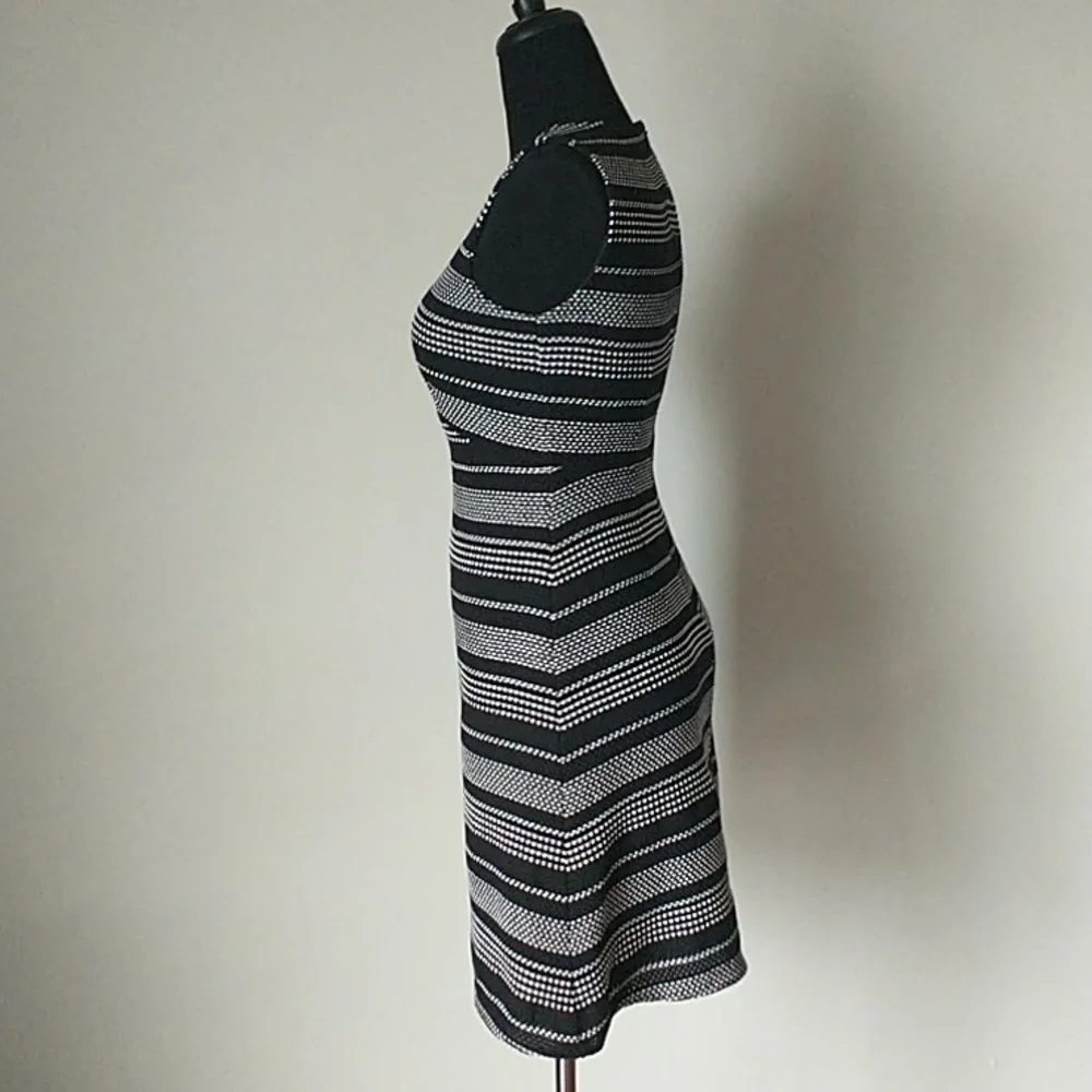 Black and White Sleeveless Dress - Picture 5 of 8
